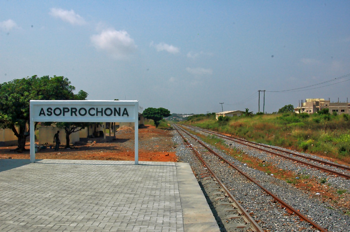 Asoprochona station with sign and two tracks, December 2007